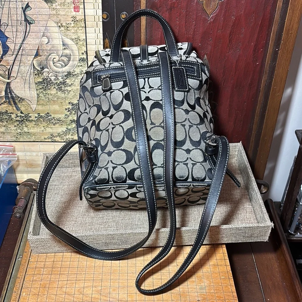 Coach Black Grey Signature Backpack 8”Lx10”Hx4.75W Silver Metal Clip GUC 2002 - Picture 4 of 17